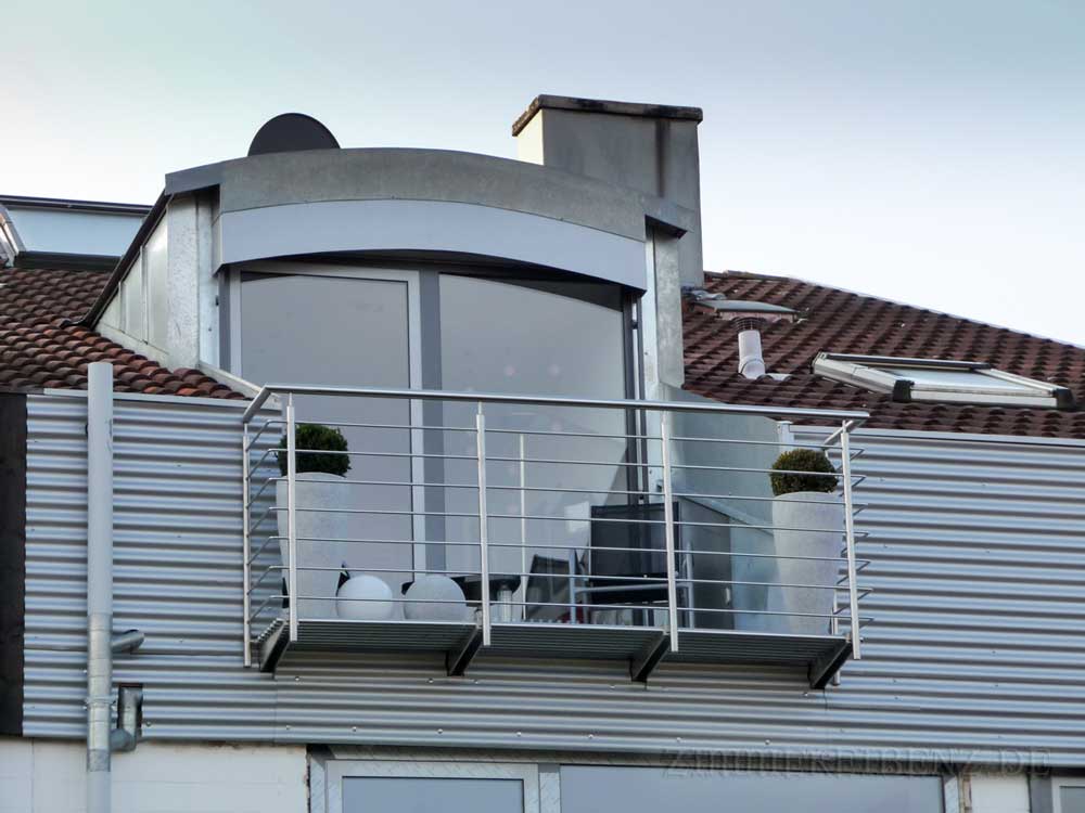 Bogendach-Gaube mit Dachbalkon in Oberdürrbach