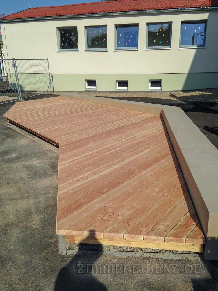 Holzpodest Pausenhof Grundschule Rottendorf