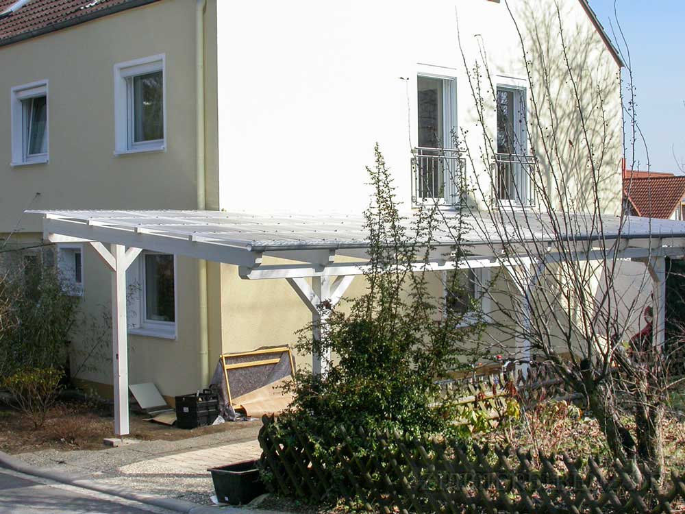 Carport gedeckt mit Plexiglaswellplatten in Lengfeld