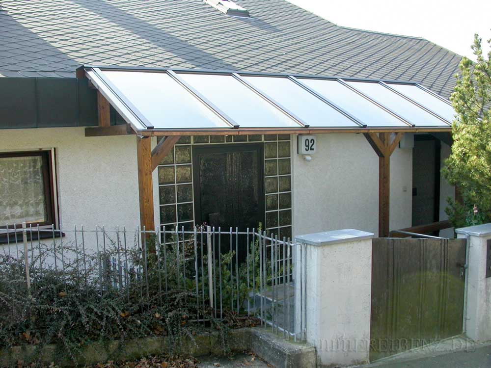 Hauseingang-Überdachung aus Leimholz mit Echglasbedachung in Oberdürrbach