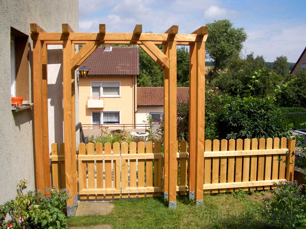 Rosen-Rankgerüst mit Zaunelementen in Versbach