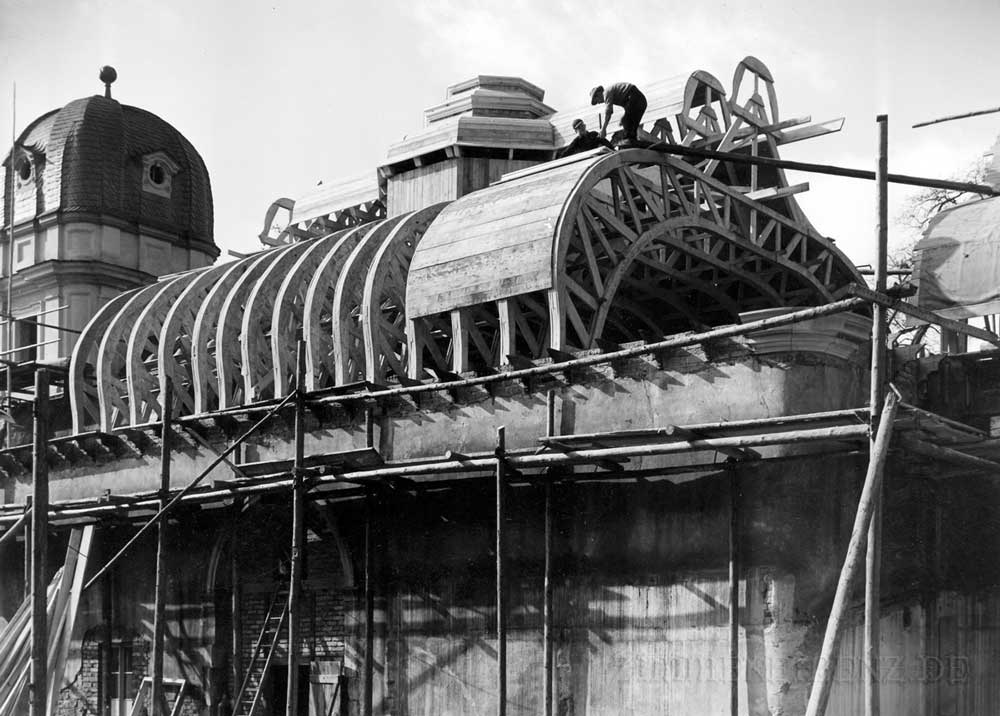 Juliusspital 1958 - Nagelbinder-Dachkonstruktion beim Aufrichten und Verschalen nachgebaut nach alten Fotos