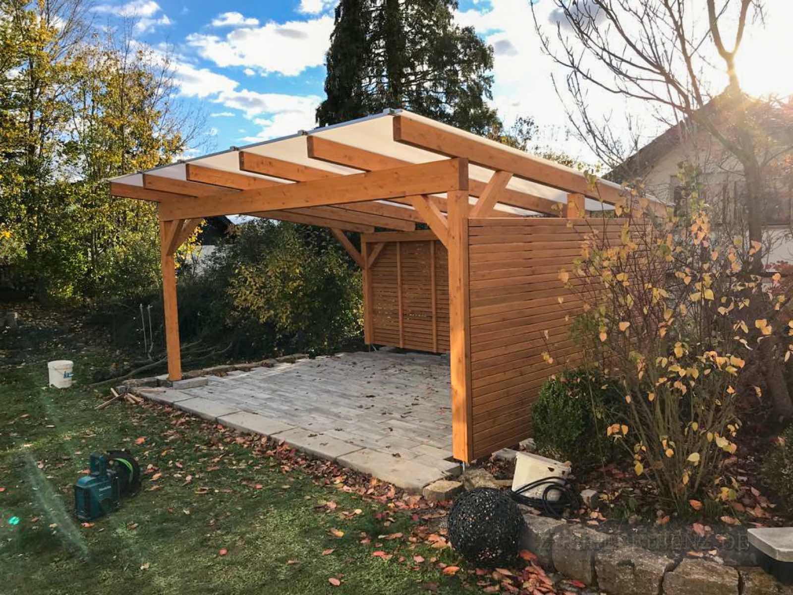 Freisitz im Garten mit Doppelstegplatten eingedeckt Wandverkleidung mit Rhombusleisten 1