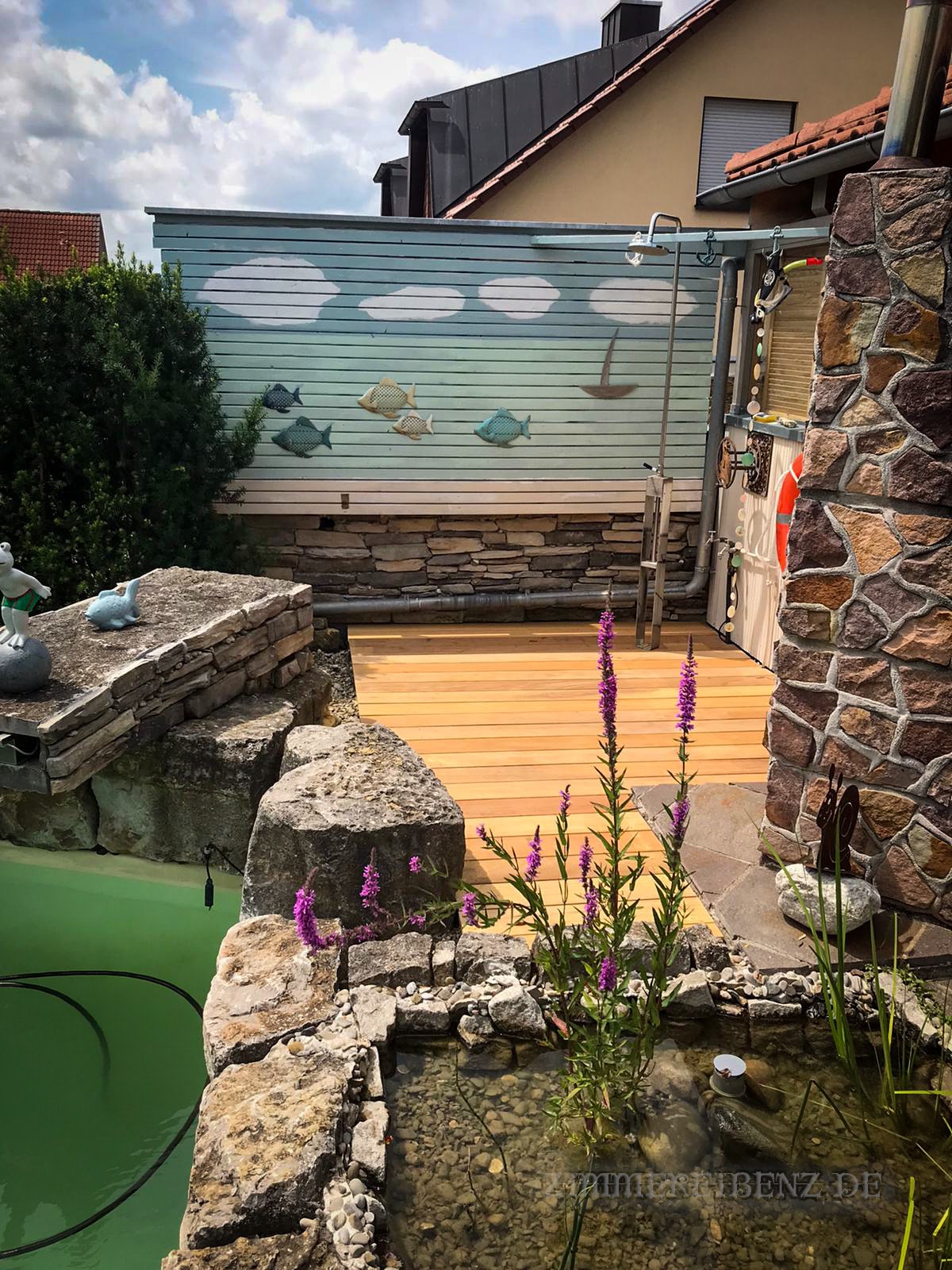 Garapa Terrasse mit Außendusche und Sichtschutz aus Sibirischen Lärche Rhombusleisten